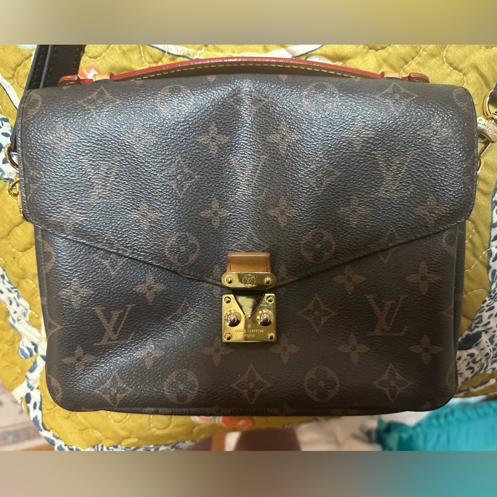 Louis Vuitton Pochette Métis
Monogram Crossbody Bag